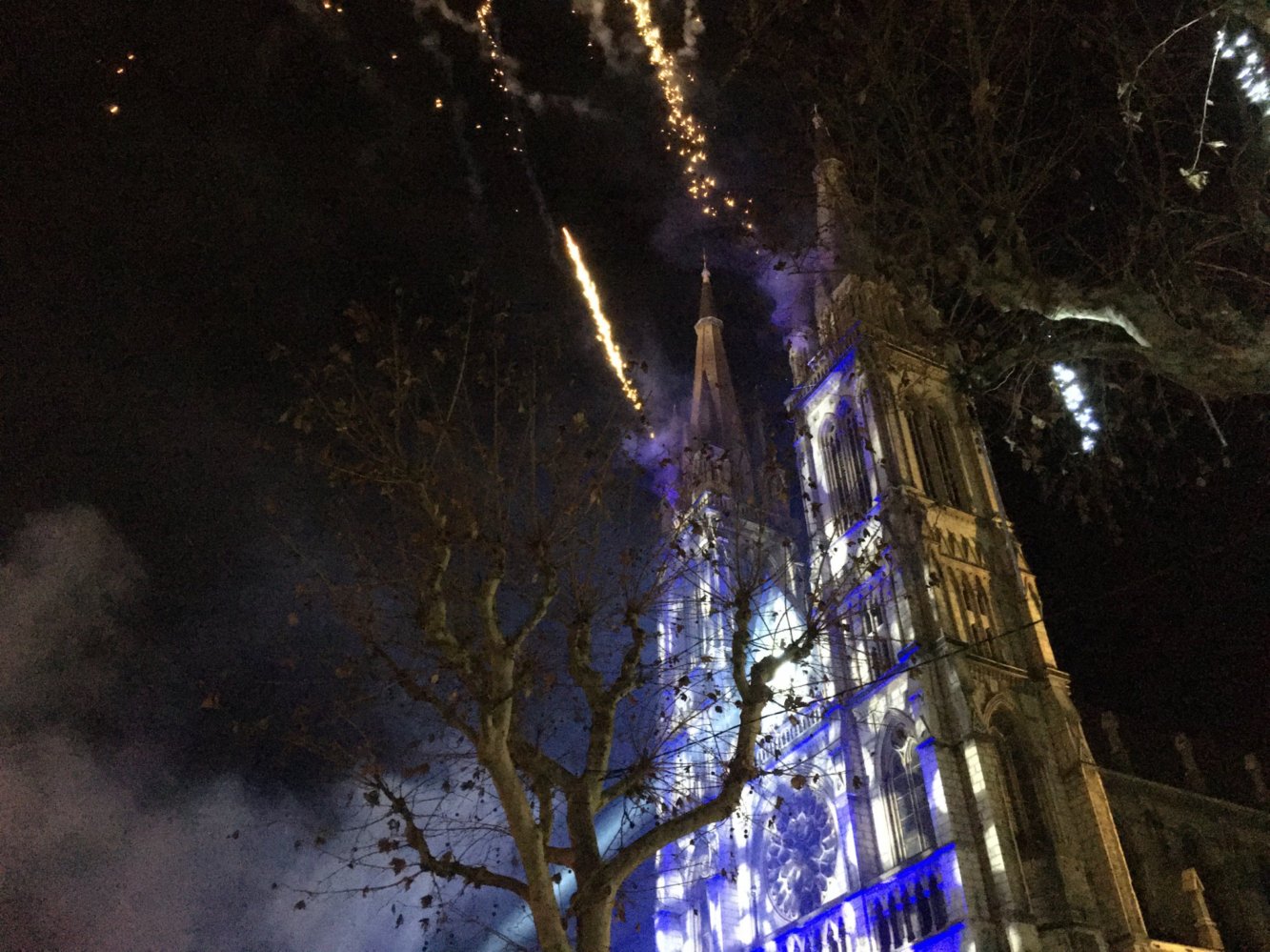 Feu d'artifice sur église de Voiron